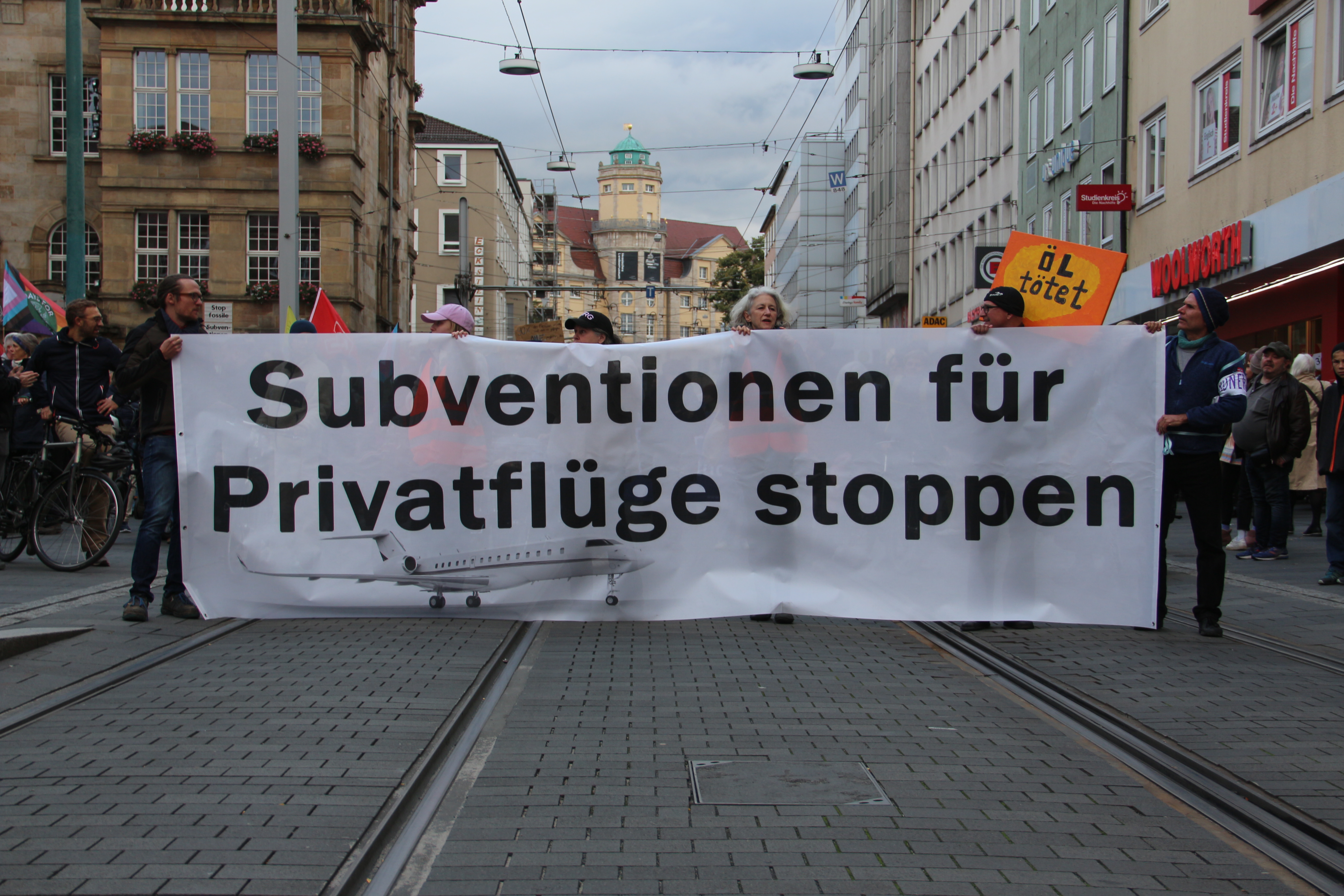 Banner mit Spruch: Subventionen für Privatjets stoppen